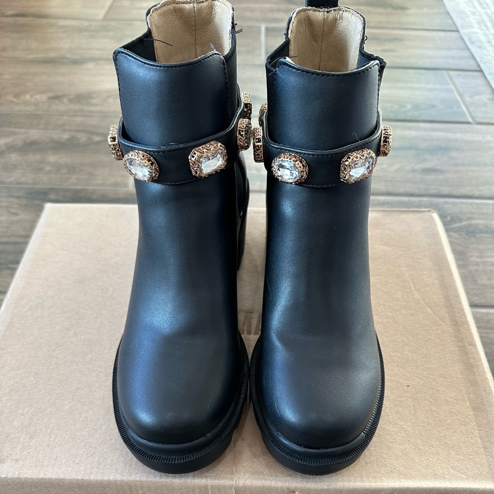 Women’s like new Steve Madden booties